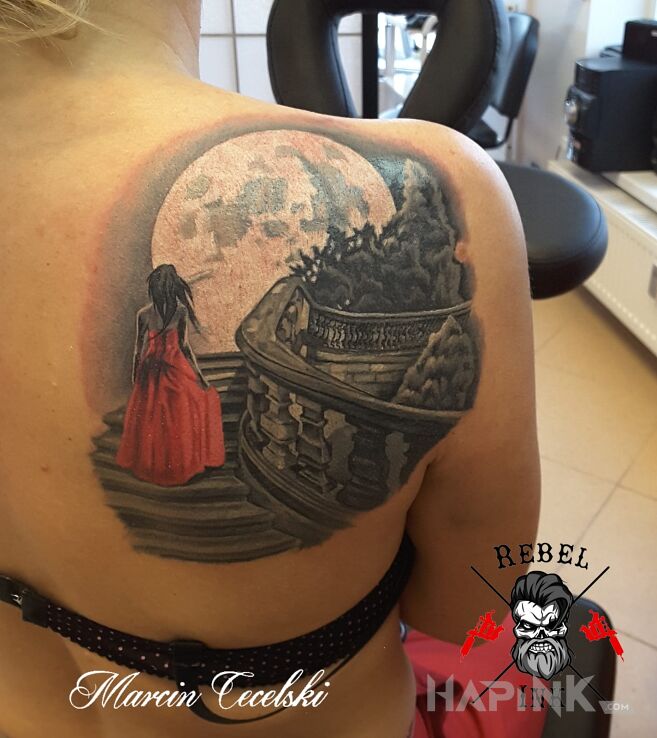 Tattoo W świetle księżyca in characters motif on the shoulder blades