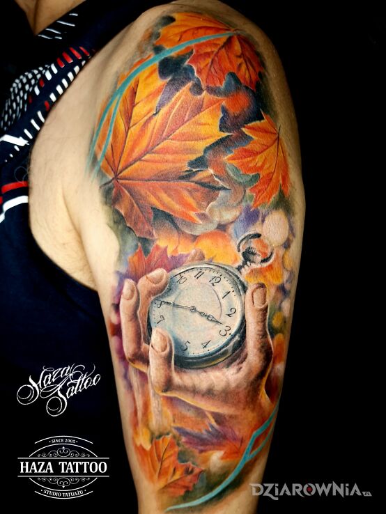 Tatuaż jesień liście zegar dłoń tatuaż w motywie kolorowe i stylu realistyczne na przedramieniu