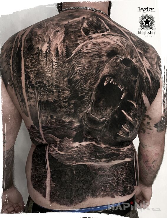 Tattoo Niedźwiedź na plecach. in black and gray motif and realistic style on the back