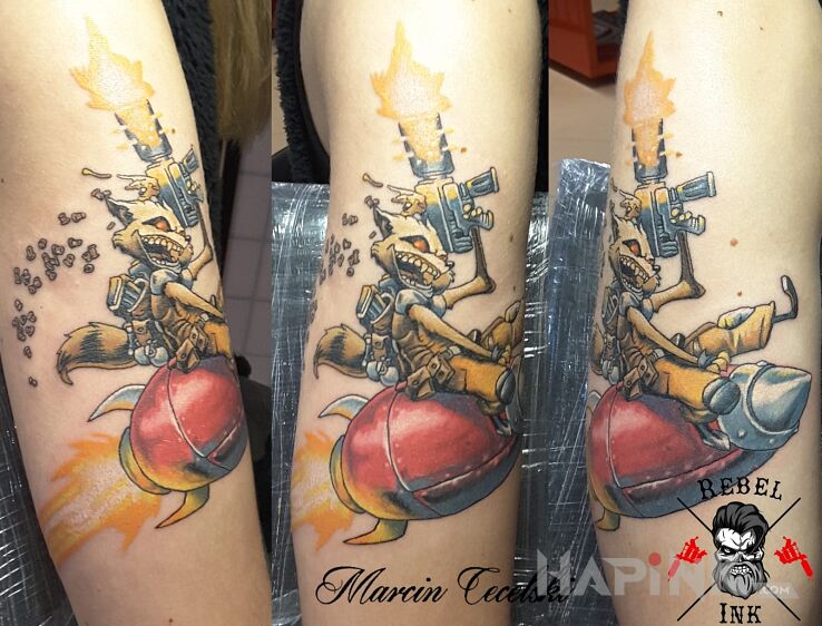 Tattoo Rocket Szop in characters motif on the upper arm