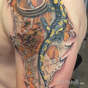 Tattoo Salamander on the upper arm motif: animals style: realistic