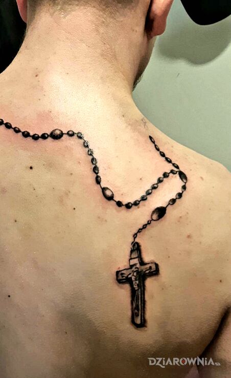 Tatuaż religijny w motywie religijne na plecach