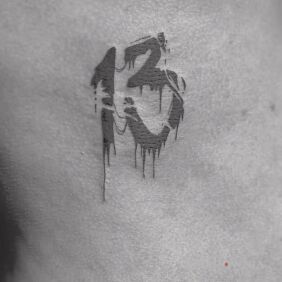 Tatuaż Szczęśliwa 13 na żebrach motyw: czarno-szare styl: blackwork / blackout