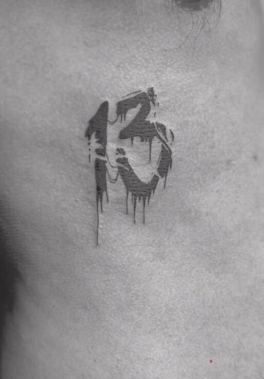 Tatuaż szczęśliwa 13 w motywie czarno-szare na żebrach