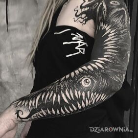 Tatuaż Bestia z ciemności na ręce motyw: mroczne styl: blackwork / blackout