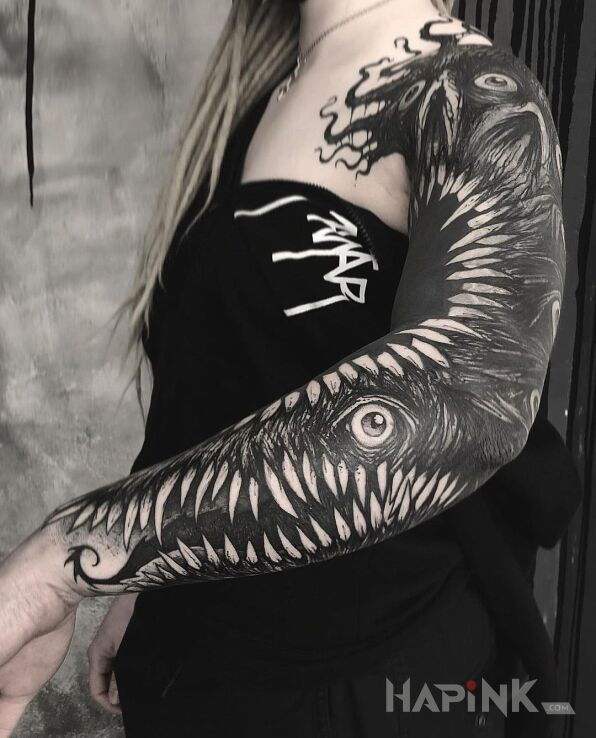 Tattoo Bestia z ciemności in sleeves motif and blackwork / blackout style on the shoulder