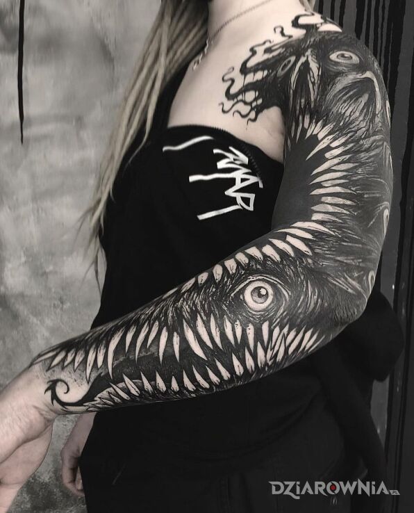 Tatuaż bestia z ciemności w motywie rękawy i stylu blackwork / blackout na przedramieniu