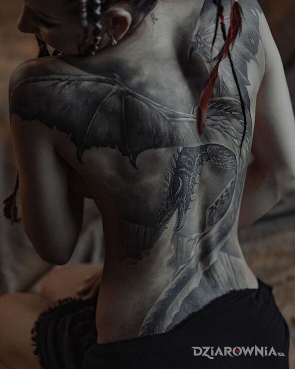 Tatuaż wielki drago w motywie smoki i stylu realistyczne na łopatkach
