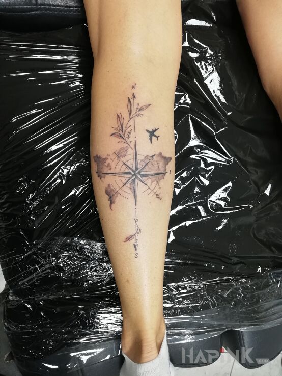 Tattoo Róża Wiatrów in other motif and graphic / illustrative style on the calf