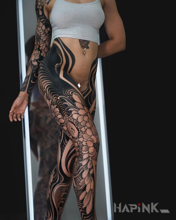 Tattoo Kwieciscie in flowers motif and contour / linework style on the knee