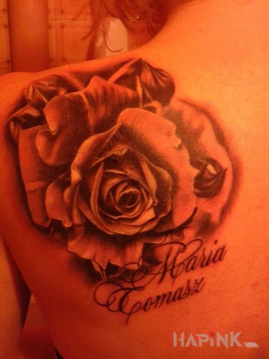 Tattoo Róża in lettering motif on the shoulder blades