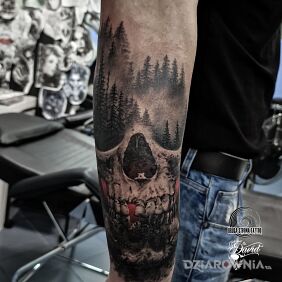 Tatuaż Czaszka w lesie na ręce motyw: mroczne styl: realistyczne
