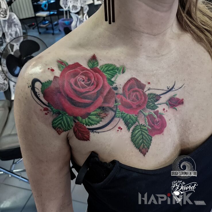 Tattoo Bukiet róż - różana wiązanka in colorful motif and realistic style on the collarbone