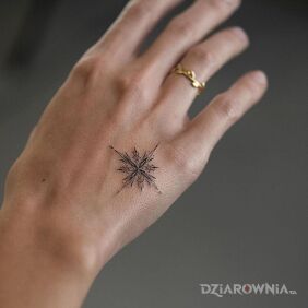 Tatuaż Gwiazdeczka na dłoni motyw: czarno-szare styl: minimalistyczne