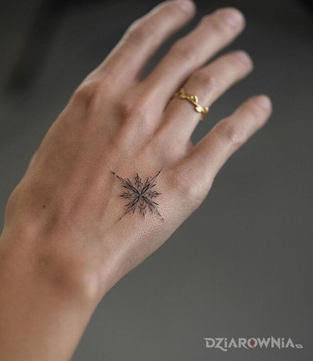 Tatuaż gwiazdeczka w motywie czarno-szare i stylu minimalistyczne na dłoni