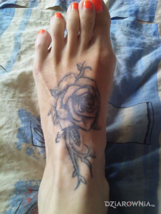 Tatuaż róża w motywie kwiaty na stopie