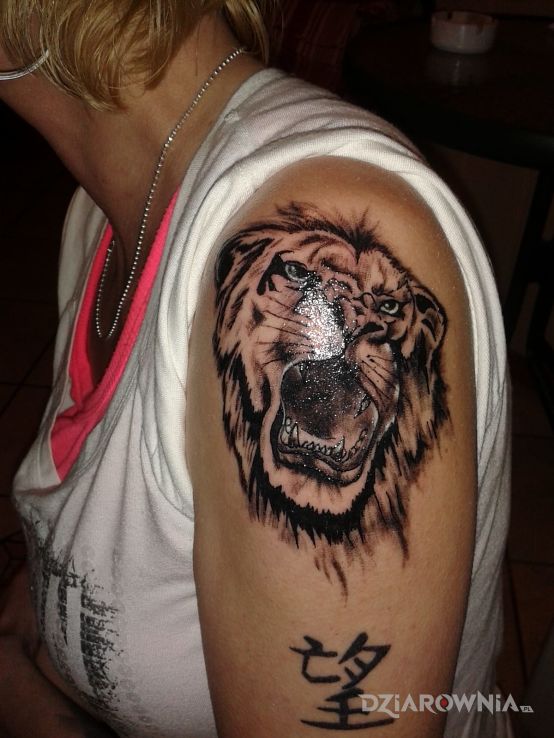 Tatuaż znak zodiaku w motywie zwierzęta na ramieniu