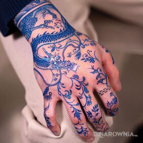 Tatuaż Blue dragon na dłoni motyw: fantasy styl: graficzne / ilustracyjne
