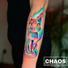 Tatuaż Kot Czarodziejka z Księżyca na ręce motyw: manga / anime styl: watercolor