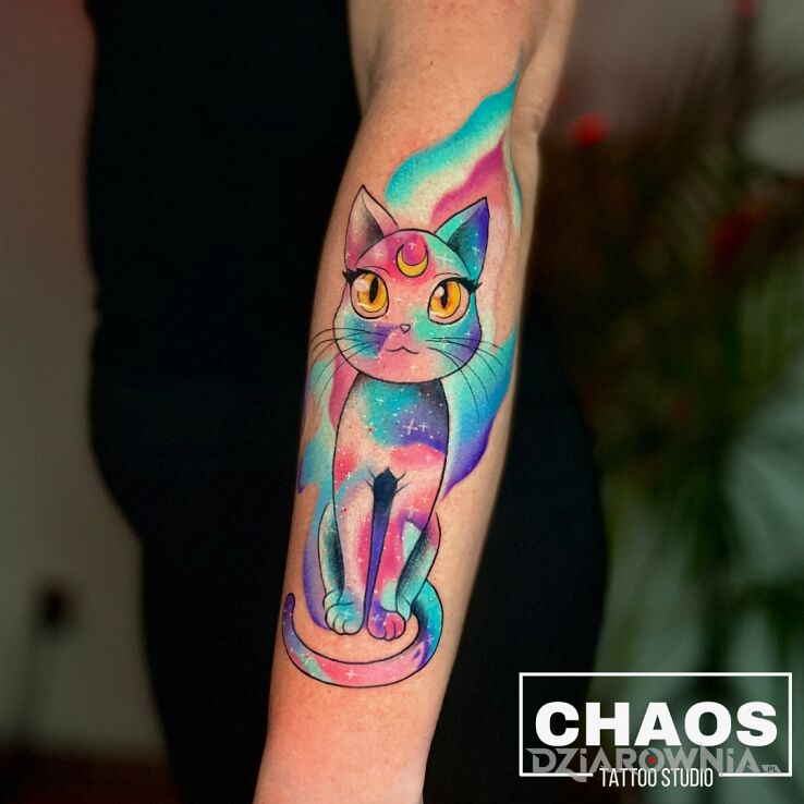 Tatuaż kot czarodziejka z księżyca chaos poznań w motywie zwierzęta i stylu watercolor na przedramieniu