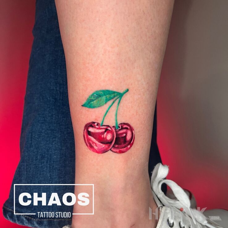 Tattoo Realistyczna wisienka Chaos Studio Poznań in colorful motif and realistic style near the ankle