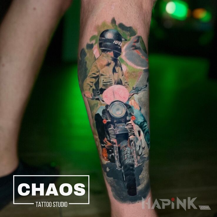 Tattoo Motocyklista Tatuaż kolorowy Chaos Studio Poznań in motorization motif and realistic style on the calf