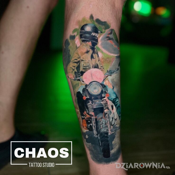 Tatuaż motocyklista tatuaż kolorowy chaos studio poznań w motywie motoryzacja i stylu realistyczne na łydce