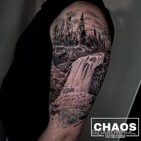 Tatuaż Krajobraz wodospad Tatuaż realistyczny czarny Chaos Poznań na ramieniu motyw: czarno-szare styl: realistyczne
