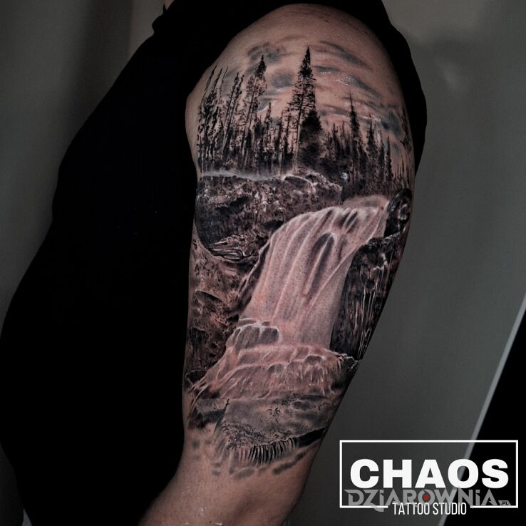 Tatuaż krajobraz wodospad tatuaż realistyczny czarny chaos poznań w motywie czarno-szare i stylu realistyczne na ramieniu