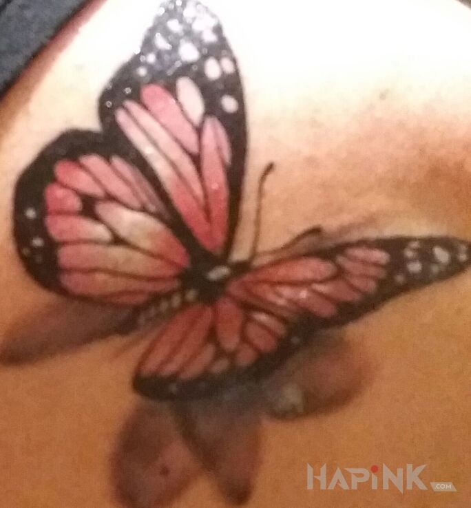 Tattoo To samo in butterflies motif on the shoulder blades