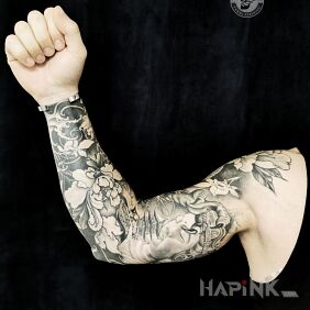 Tattoo Japanese sleeve on the bicep motif: black and gray style: japanese / irezumi