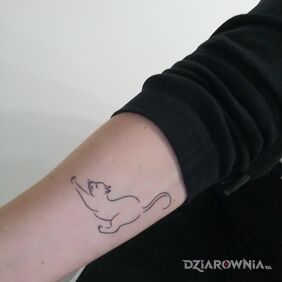 Tatuaż Minimalistyczny kotek na przedramieniu motyw: zwierzęta styl: kontury / linework