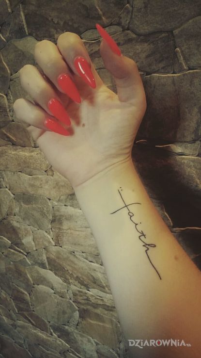 Tatuaż faith w motywie napisy na przedramieniu
