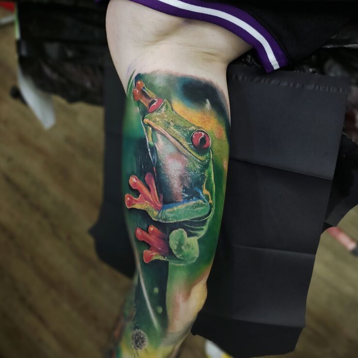 Tatuaż żabka w motywie zwierzęta i stylu realistyczne pod pachą