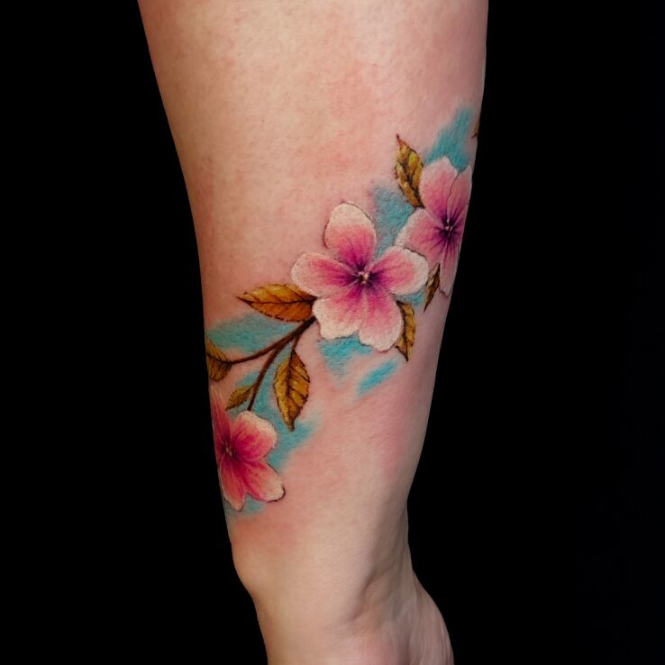 Tatuaż  kobiecy na przedramieniu kwiaty kolorowe w motywie kwiaty i stylu watercolor na przedramieniu