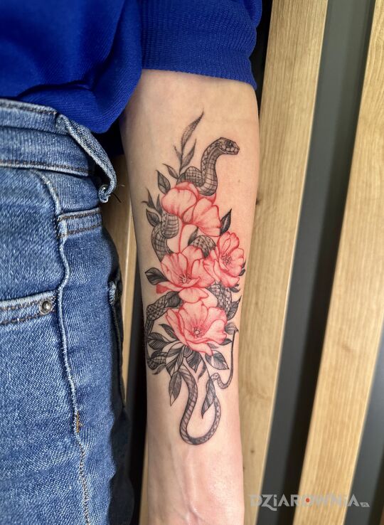 Tatuaż wąż i kwiaty na przedramieniu w motywie rękawy i stylu realistyczne na przedramieniu