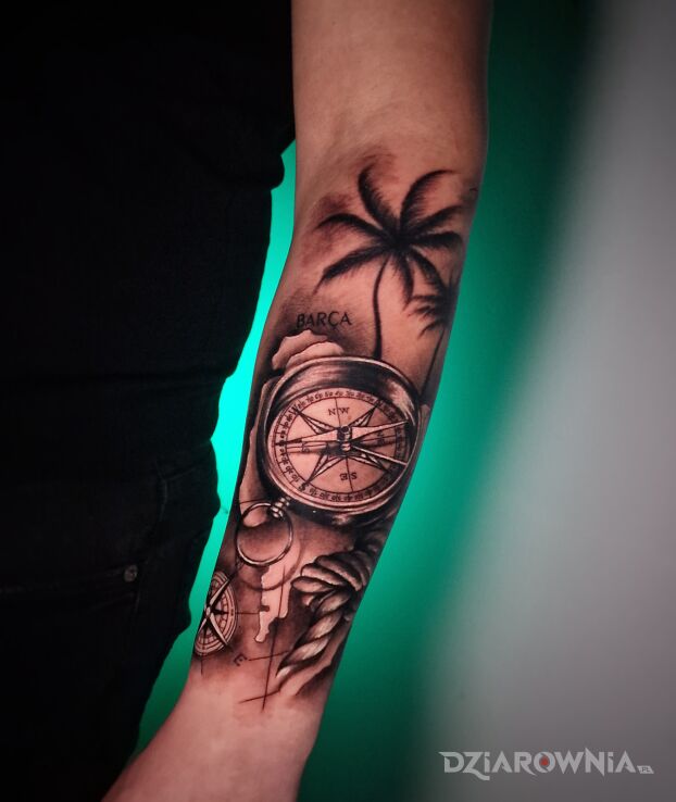 Tatuaż kompas mapa palmy na przedramieniu w motywie rękawy i stylu minimalistyczne na nadgarstku