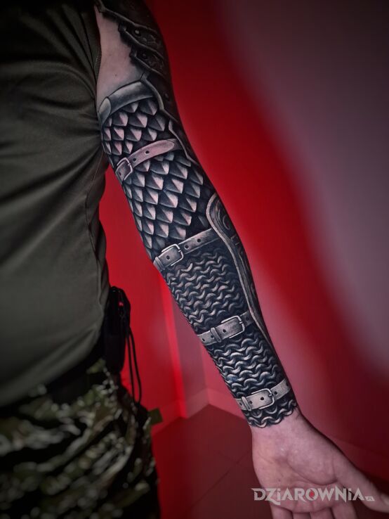 Tatuaż kolczuga i zbroja w motywie wojna i stylu iluzja optyczna na przedramieniu