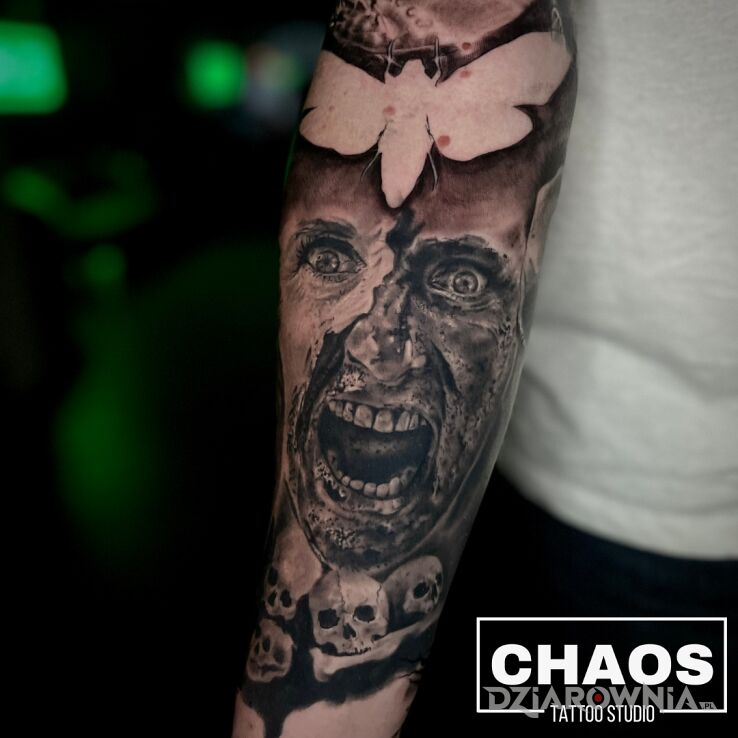 Tatuaż horror tattoo portret chaos tattoo poznań ironicznakobra w motywie czaszki i stylu realistyczne na przedramieniu