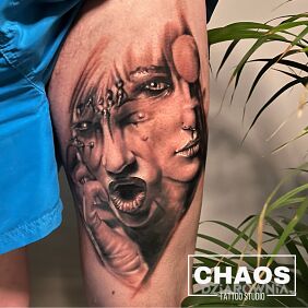 Tatuaż Twarze portret Chaos Tattoo Poznań IronicznaKobra na udzie motyw: czarno-szare styl: realistyczne