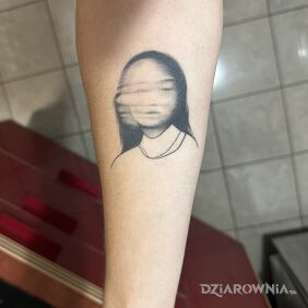 Tatuaż Rozmyta twarz na przedramieniu motyw: mroczne styl: graficzne / ilustracyjne