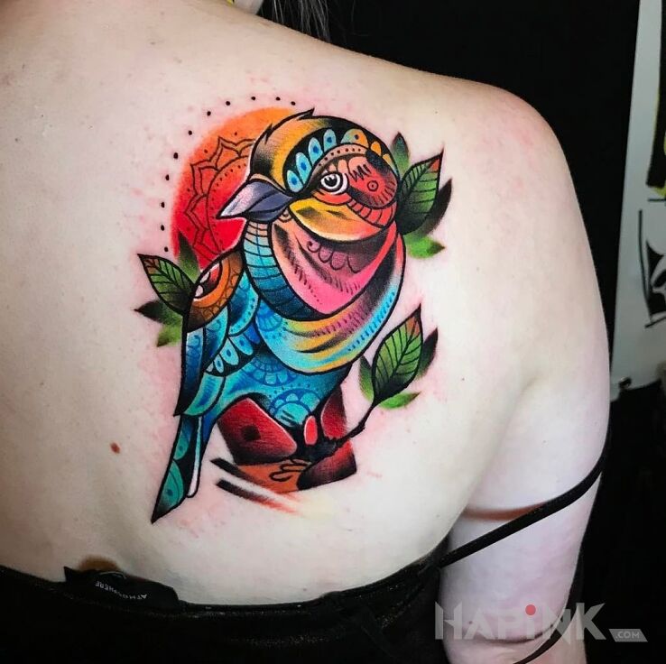 Tattoo Kolorowa ptaszyna in animals motif on the shoulder blades