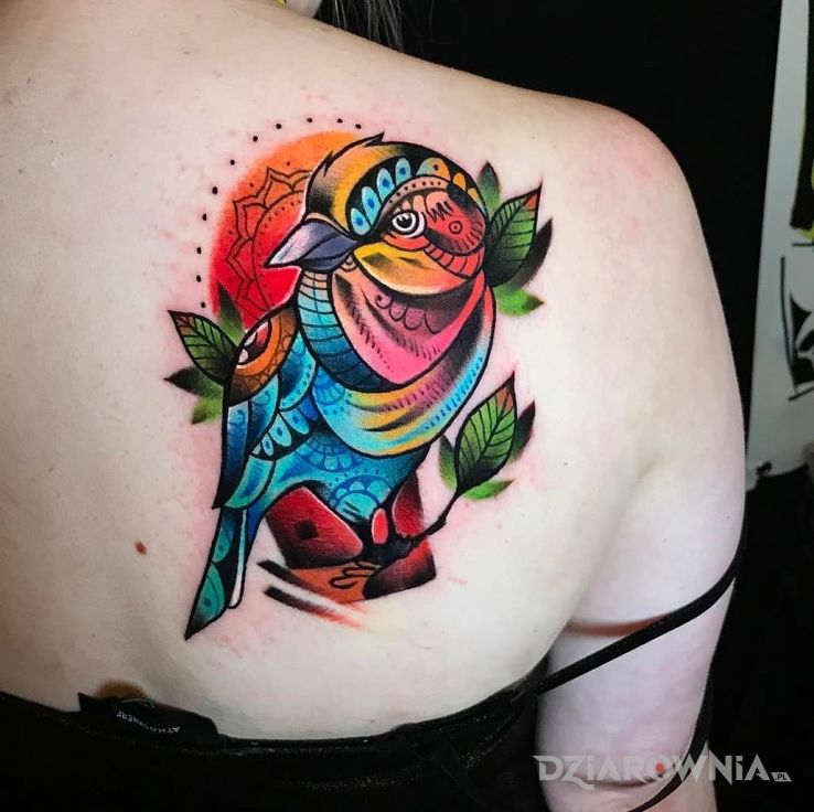Tatuaż kolorowa ptaszyna w motywie zwierzęta na łopatkach