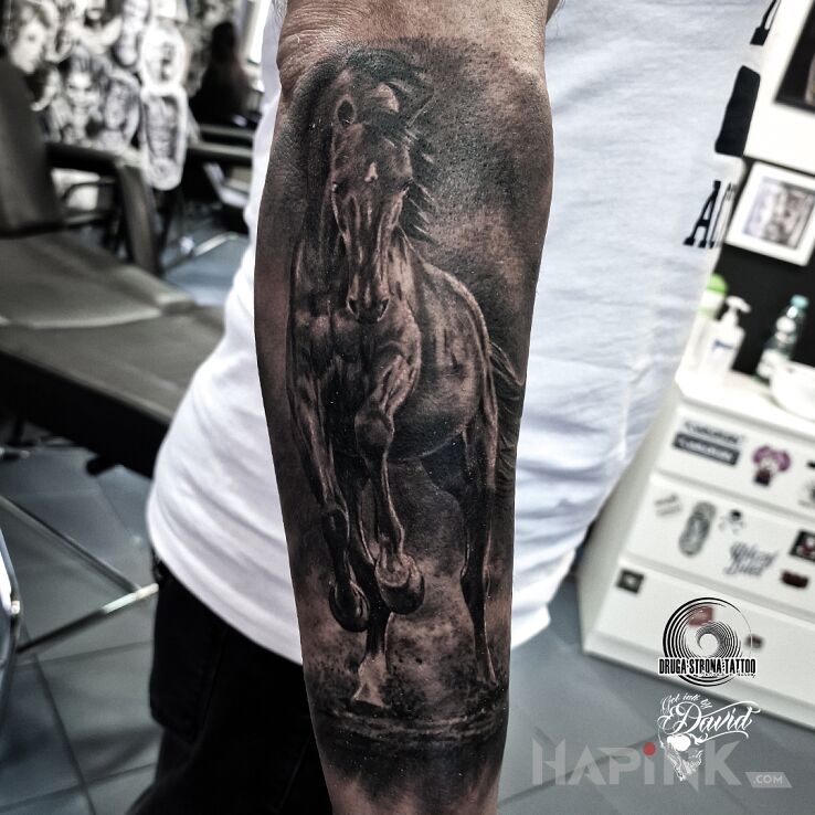 Tattoo Z zamiłowania do koni in animals motif and realistic style on the forearm
