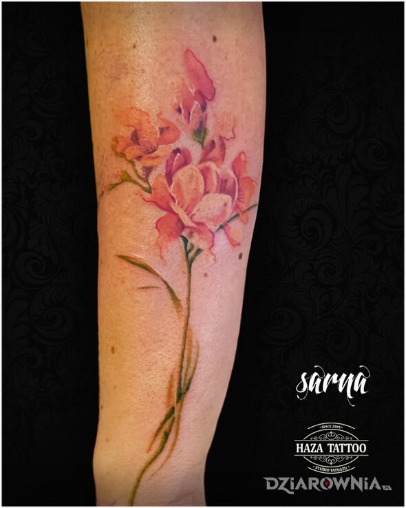 Tatuaż kwiat kolorowy tatuaż w motywie kwiaty i stylu realistyczne na przedramieniu