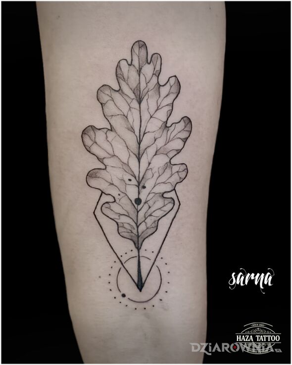 Tatuaż liść tatuaż w motywie florystyczne i stylu realistyczne na przedramieniu