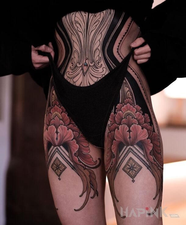 Tattoo Na kwiatowo in colorful motif and neo-traditional style on the leg