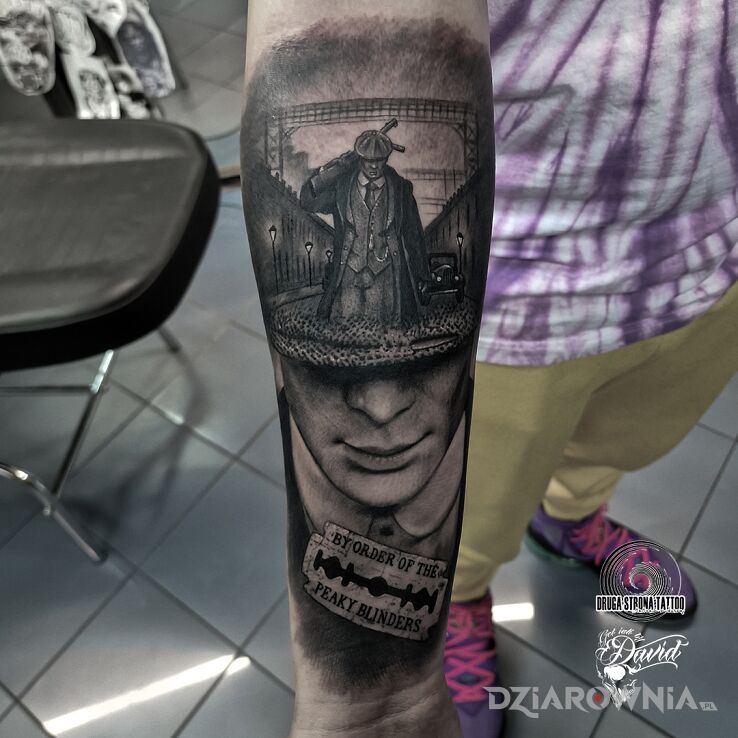 Tatuaż Peaky Blinders w motywie czarno-szare i stylu realistyczne na ręce