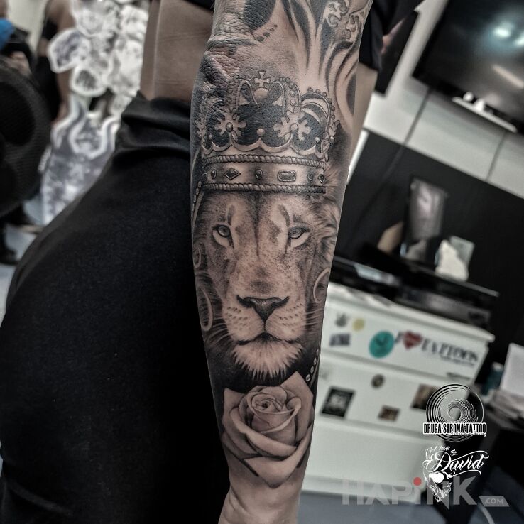 Tattoo Lew w koronie - Ukoronowany in black and gray motif and realistic style On the arm
