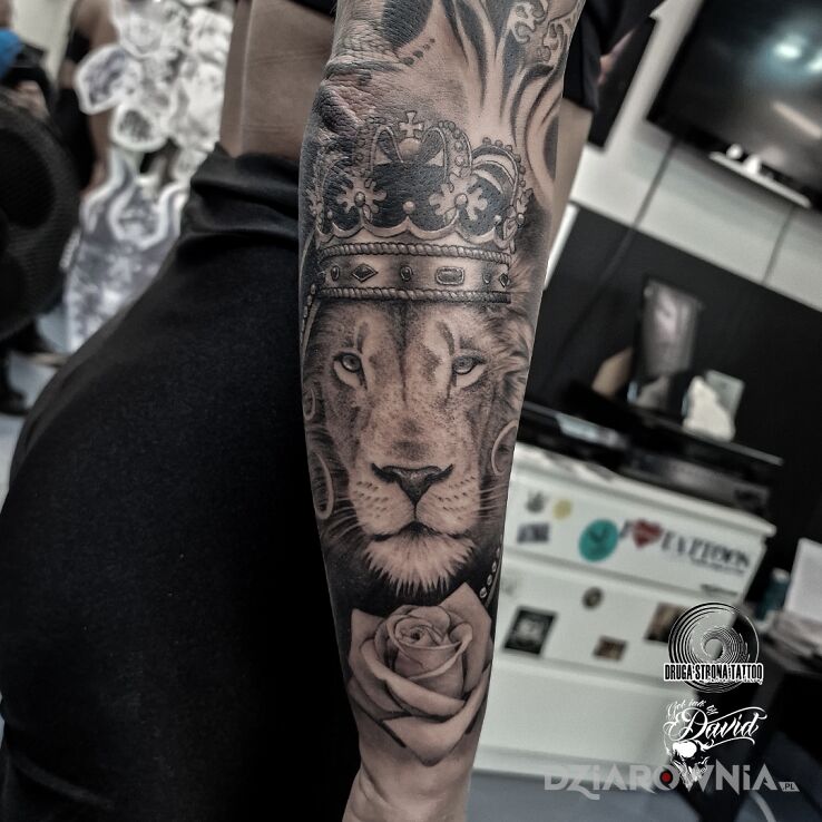Tatuaż lew w koronie - ukoronowany w motywie zwierzęta i stylu realistyczne na przedramieniu